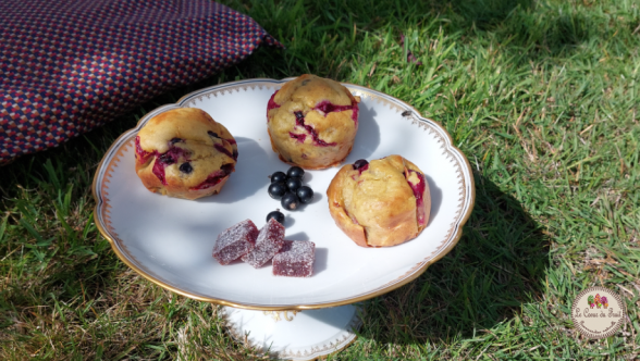 Assiette de muffins avec des pates de fruits le coeur du fruit fraise cassis 2